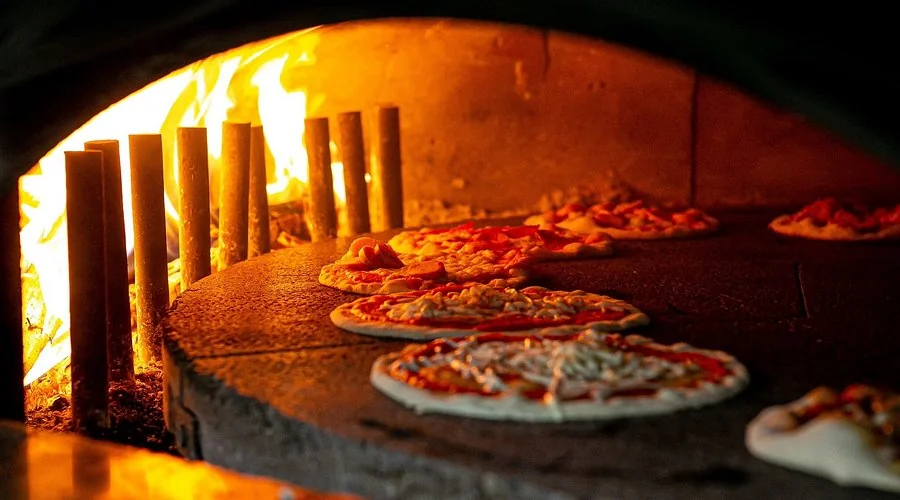 Pizze nel nostro forno a legna Pizze nel nostro forno a legna