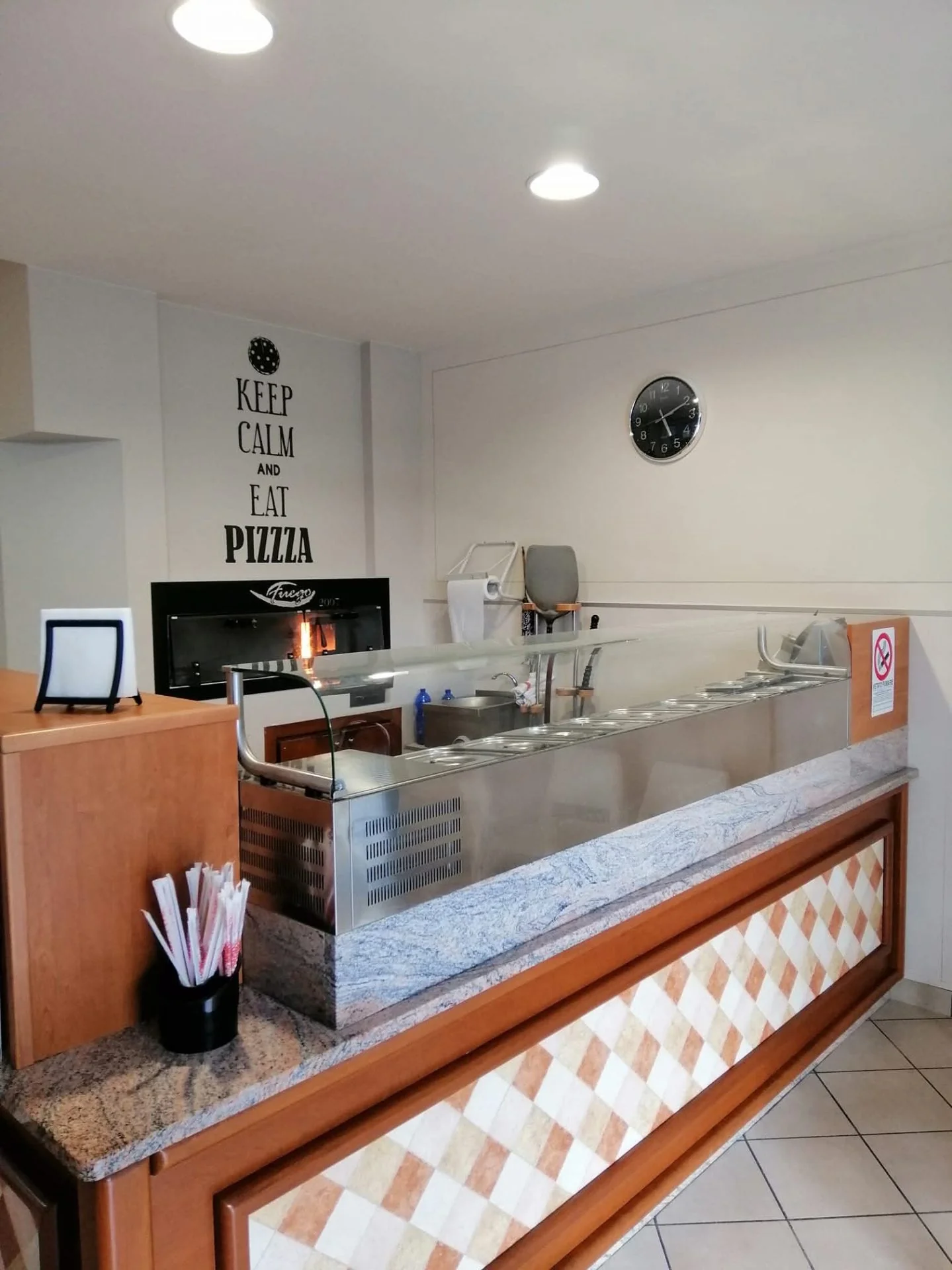 Il Nostro Ambiente Interno del ristorante con bancone e forno