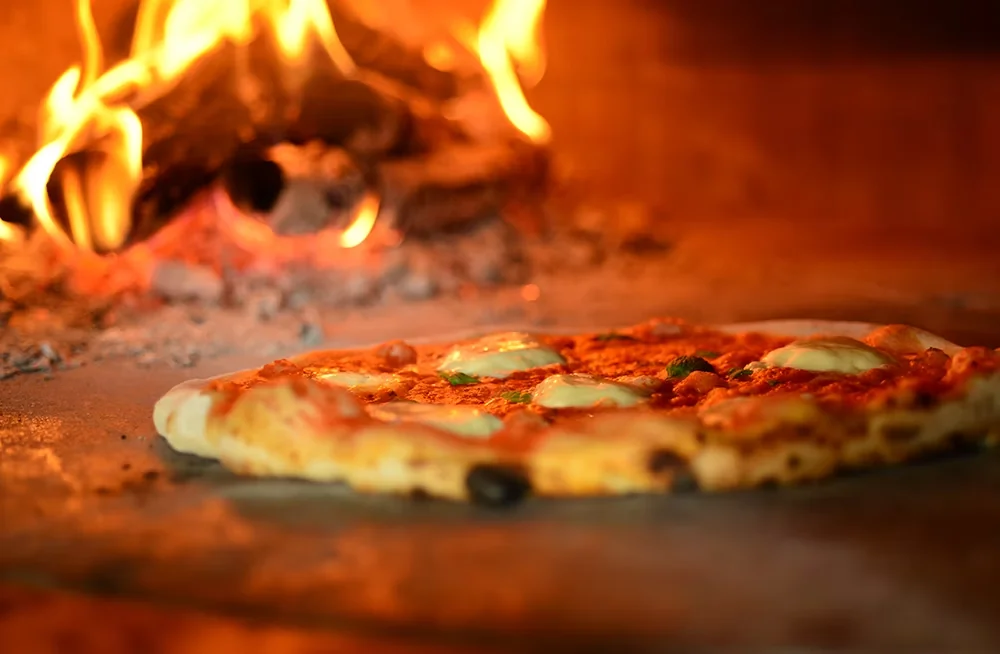 Pizza nel Fuoco Pizza Margherita cotta nel forno a legna con fuoco