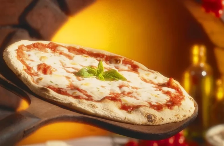 Margherita sulla Pala Pizza Margherita sulla pala da forno
