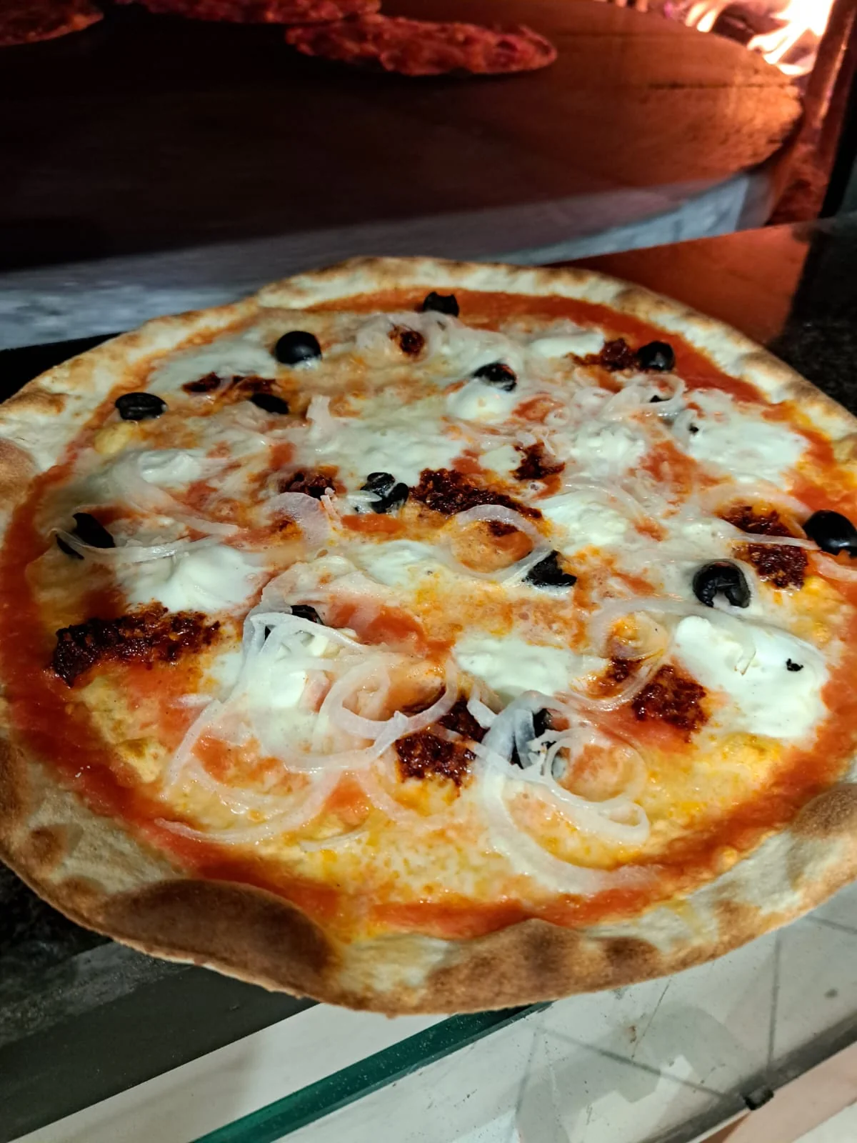 Pizza con Olive Nere Pizza con olive nere appena sfornata
