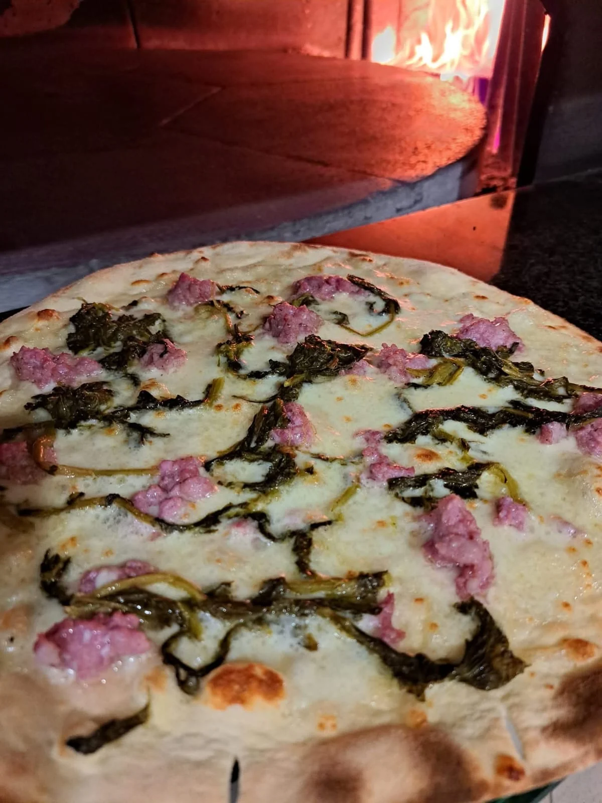 Pizza Verdure e Pancetta Pizza con verdure e pancetta nel forno