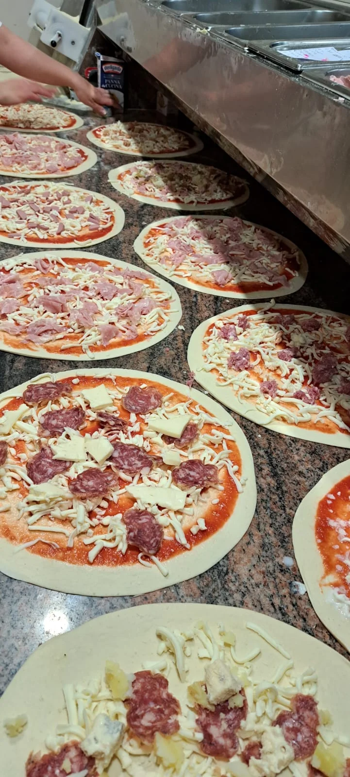 Nel Nostro Laboratorio Pizze in preparazione nel nostro laboratorio
